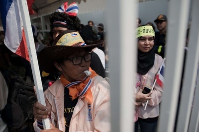 タイ反政府デモ、期日前投票を妨害 銃撃で死者も