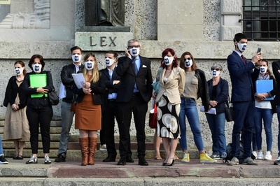 伊コロナ遺族、感染拡大の真相と責任追及へ刑事告発 検察が首相を聴取へ