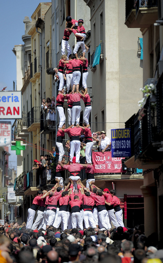 そびえ立つ「人間の塔」、カタルーニャ伝統のコンテスト スペイン