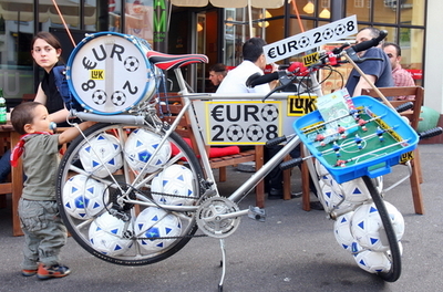 世界で1台、欧州選手権に特製の「サッカー自転車」登場