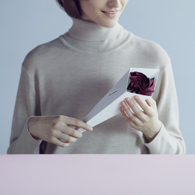 想いを花のコサージュに添えて「イッセイ ミヤケ」ホリデーアイテムに注目