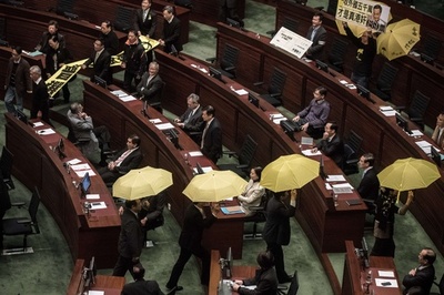 香港議会、民主派の議員が抗議の退出 梁長官は強硬路線