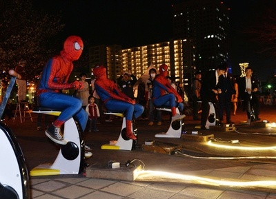 横浜で「アースアワー」イベント、スパイダーマンが大活躍
