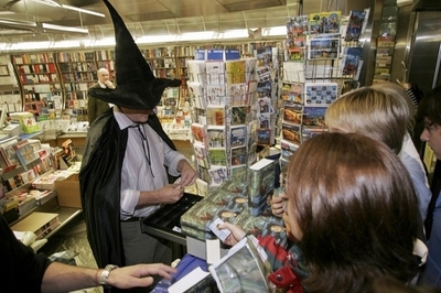 3次元の物体を「透明にするマント」の開発に成功、サイエンス誌