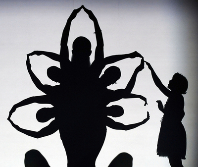 ダンスカンパニー「ピロボラス」の人間影絵