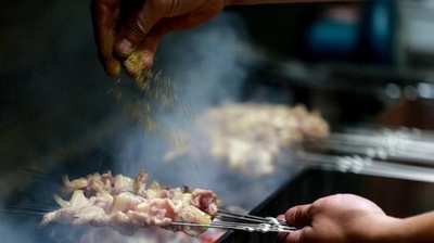 伝統の串焼きで町おこし 中国山東省淄博市