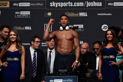 防衛戦のジョシュアが前日計量 挑戦者ウシクを8キロ上回る 