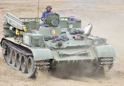 「戦車の自動車学校」がドイツで人気に、試乗1回2万4000円