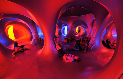 色とりどりの迷路が広がる不思議なテント、ハンガリーの芸術祭