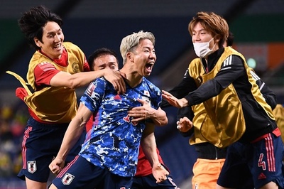 日本がオーストラリアに劇的勝利 W杯出場に望みつなぐ