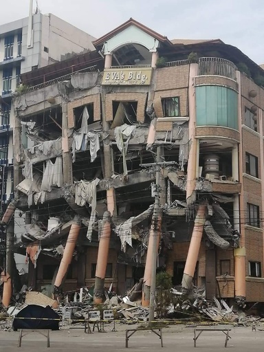 フィリピン南部でまた強い地震 建物倒壊、死傷者も