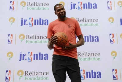 デュラントがインドで子どもたちを指導、姚氏のような存在の出現に期待