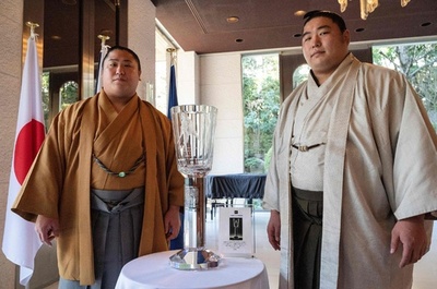 大相撲の若隆景、若元春がチェコ大使館訪問