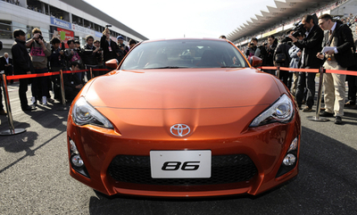 トヨタ、小型スポーツ車「ハチロク」公開 来春発売へ
