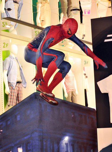 映画PRに登場したスパイダーマン、南明奈をお姫様抱っこ