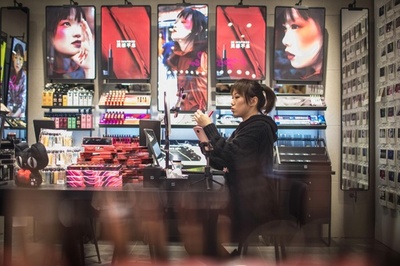 コスメ店員がライブ動画でメークテクを伝授、オンラインと実店舗の相乗効果 上海