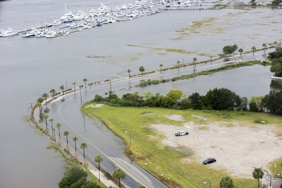 米南東部の洪水、死者16人に ダム決壊も