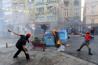 世銀・IMFへの抗議デモ、機動隊と衝突 イスタンブール