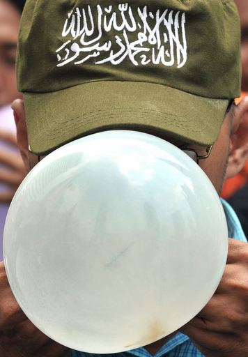 インドネシア金融危機で「バブル」はじける、イスラム組織デモ