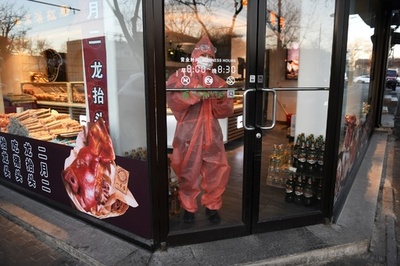 新型コロナウイルス、中国本土での死者1800人超に