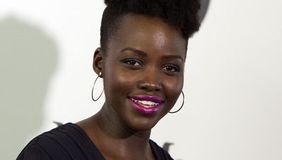 女優ルピタ・ニョンゴ、女性誌表紙で髪消され抗議