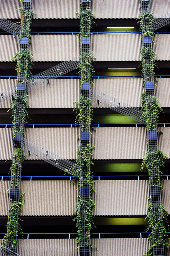 欧州最大「緑」のファサードへ、駐車場を壁面緑化