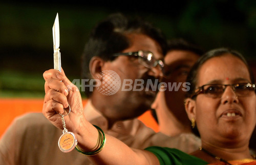 インド極右政党が女性に護身用ナイフを配布 写真7枚 ファッション ニュースならmode Press Powered By Afpbb News