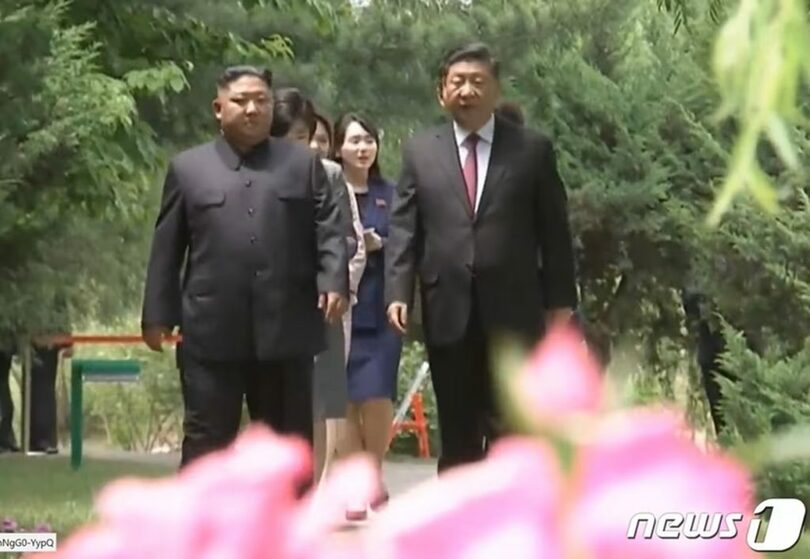 2019年6月、平壌の錦繍山迎賓館を散策する習近平中国国家主席とキム・ジョンウン（金正恩）朝鮮労働党総書記＝中国中央テレビキャプチャー(c)news1