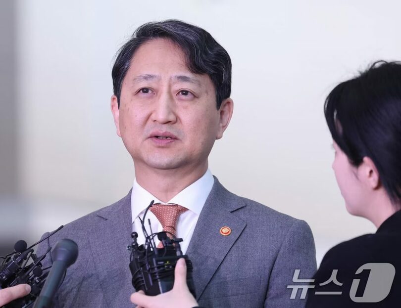 仁川空港で記者団の質問に答えるアン・ドクグン(安徳根)産業通商資源相(c)news1