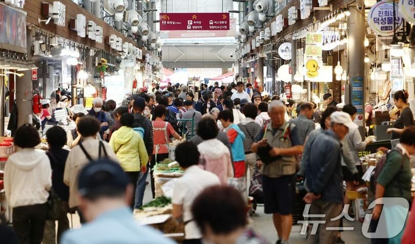 9月22日、秋夕を前にしたソウル市東大門区の清涼里総合市場(c)news1