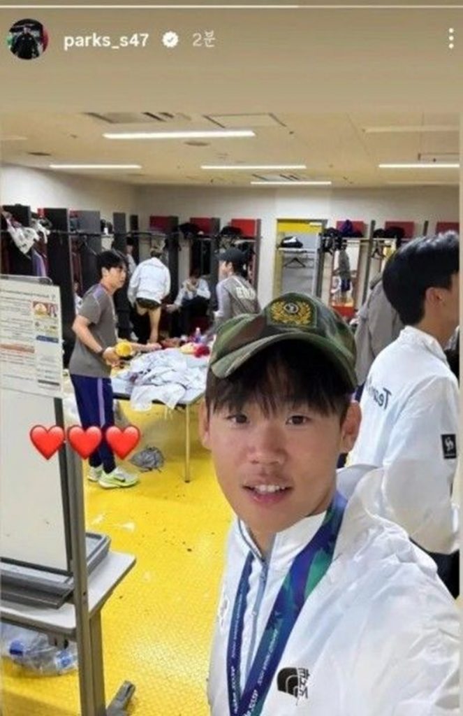 2026年愛知・名古屋アジア大会で金メダルを獲得後、除隊時にかぶる帽子を着用した写真をSNSに投稿したパク・スンス選手＝本人のインスタグラム(c)NEWSIS