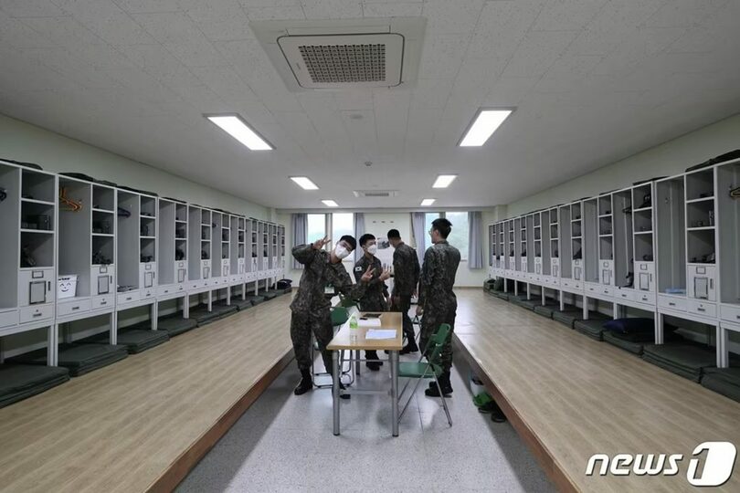 2021年当時の韓国陸軍第72師団の兵舎。両側の壁に寝台と個人用ロッカーが並び、3段マットレスや毛布、枕が置かれている＝2021年5月27日(c)news1