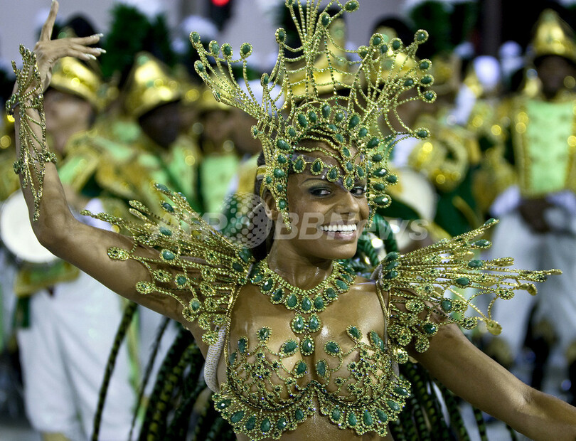ブラジル・リオのカーニバル、一夜目から興奮は最高潮