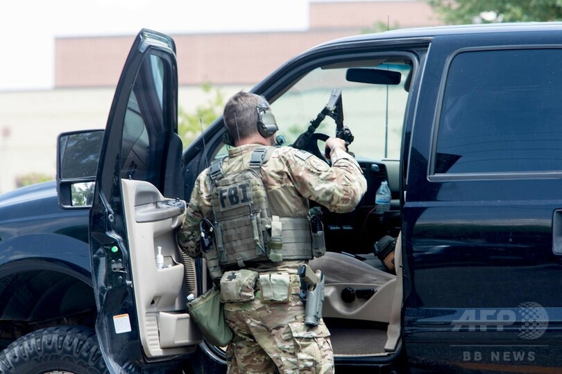 米テキサスの高校で生徒による銃撃事件、10人死亡 父親の銃で犯行か