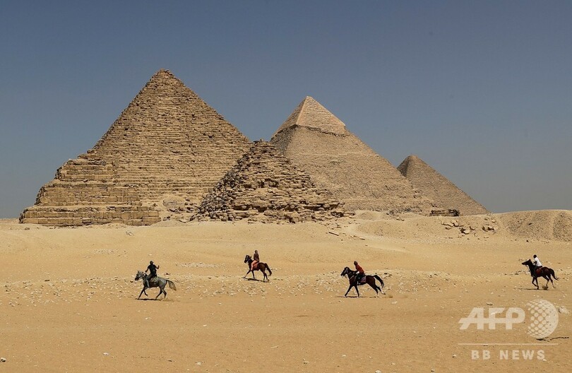 ピラミッドに裸の男女 登頂手助けしたラクダ乗りら逮捕 エジプト 写真1枚 国際ニュース Afpbb News