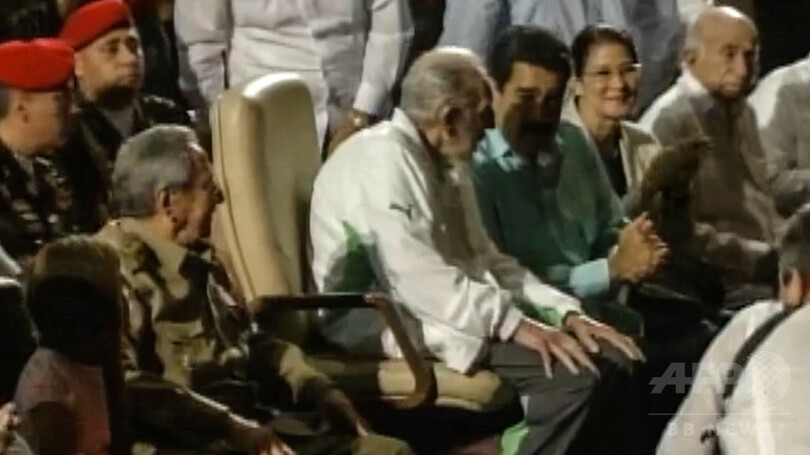 キューバのカストロ前議長、90歳の誕生日に公の場に テレビも中継