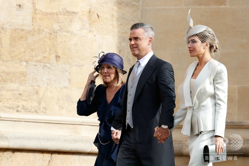 英王女、挙式で手術痕隠さず ネットで称賛の声 巨額費用に批判も