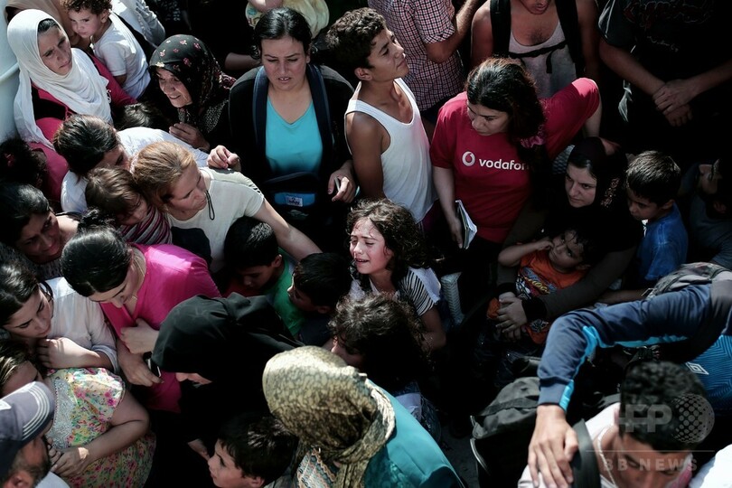 警官が殺到する移民を殴打する騒ぎ、ギリシャのコス島