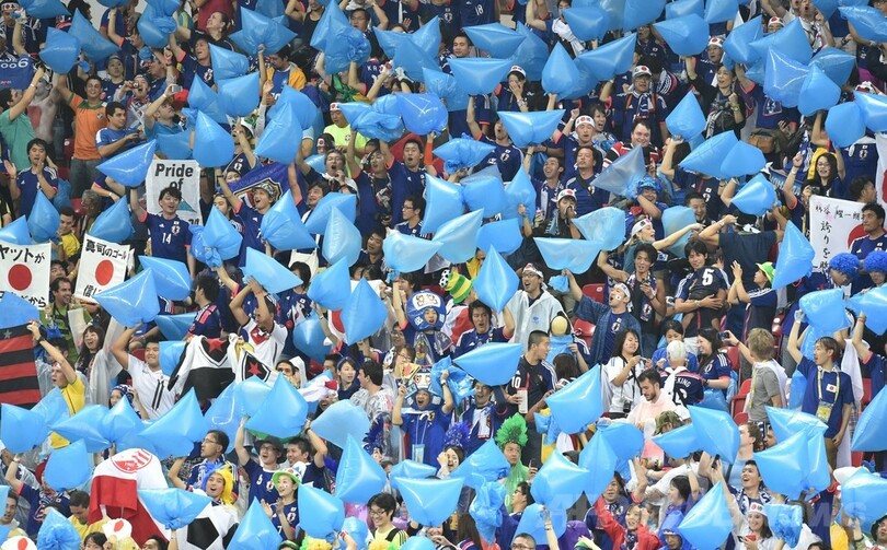 試合後のごみ拾いに世界から称賛の声、W杯日本人サポーター 写真1枚 国際ニュース：AFPBB News