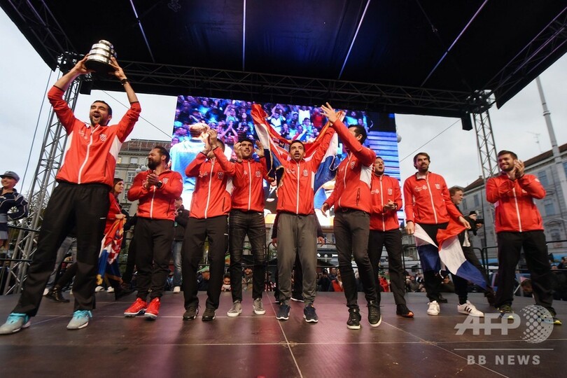 サッカーW杯の雪辱！ デ杯クロアチア代表が凱旋、熱烈歓迎受ける