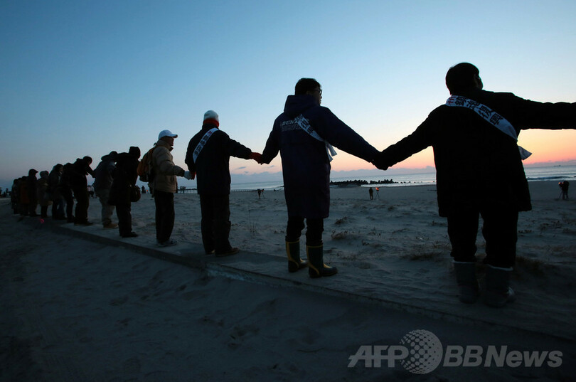 大震災から3年、海岸で犠牲者に捧げる祈り 福島県