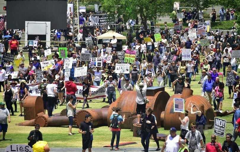 世界各地で反トランプデモ、パリ協定離脱やロシア疑惑に抗議