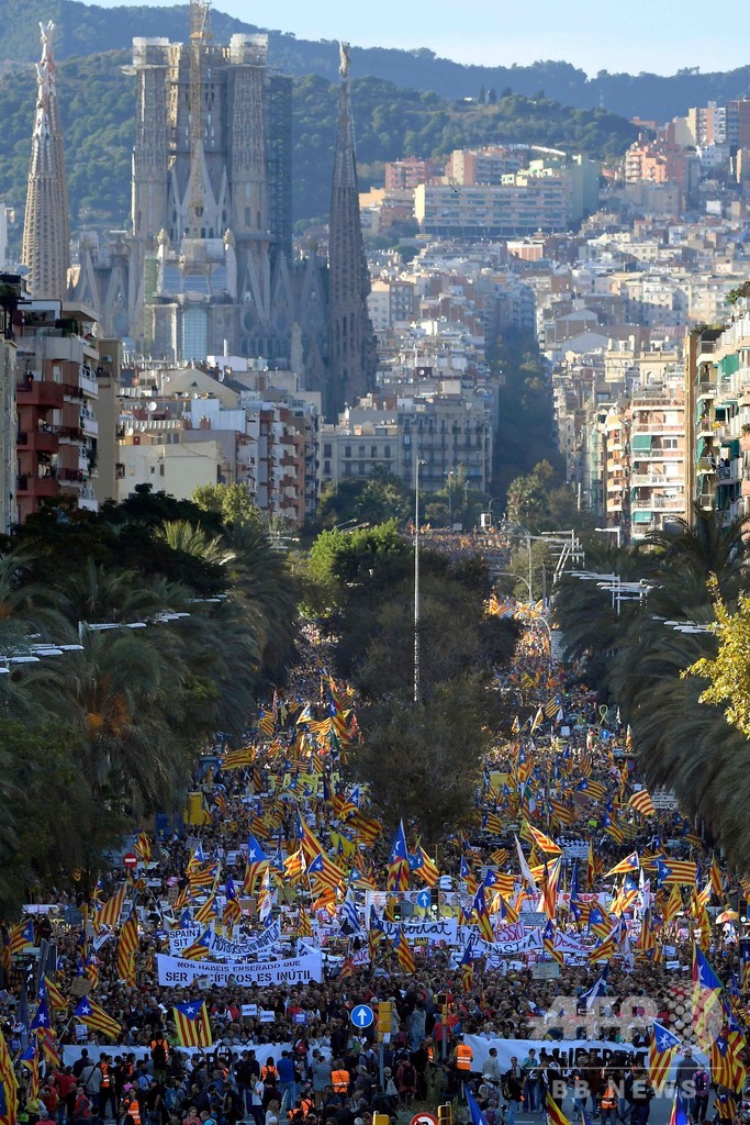 バルセロナで大規模デモ 35万人が平穏に行進 急進派のデモでは警察と衝突 写真21枚 国際ニュース Afpbb News