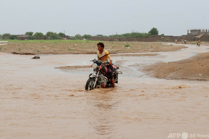イエメン西部で洪水、道路崩落も