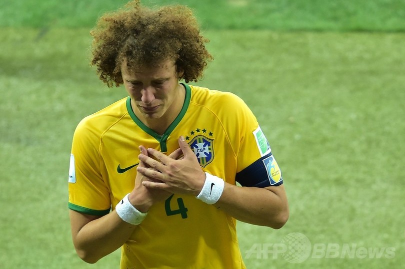 涙のダビド・ルイス、ブラジル大敗で「国民に謝る」 涙のダビド・ルイス、ブラジル大敗で「国民に謝る」