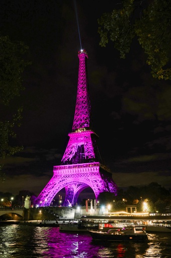 エッフェル塔がピンク色にライトアップ 乳がん啓発月間 写真5枚 国際
