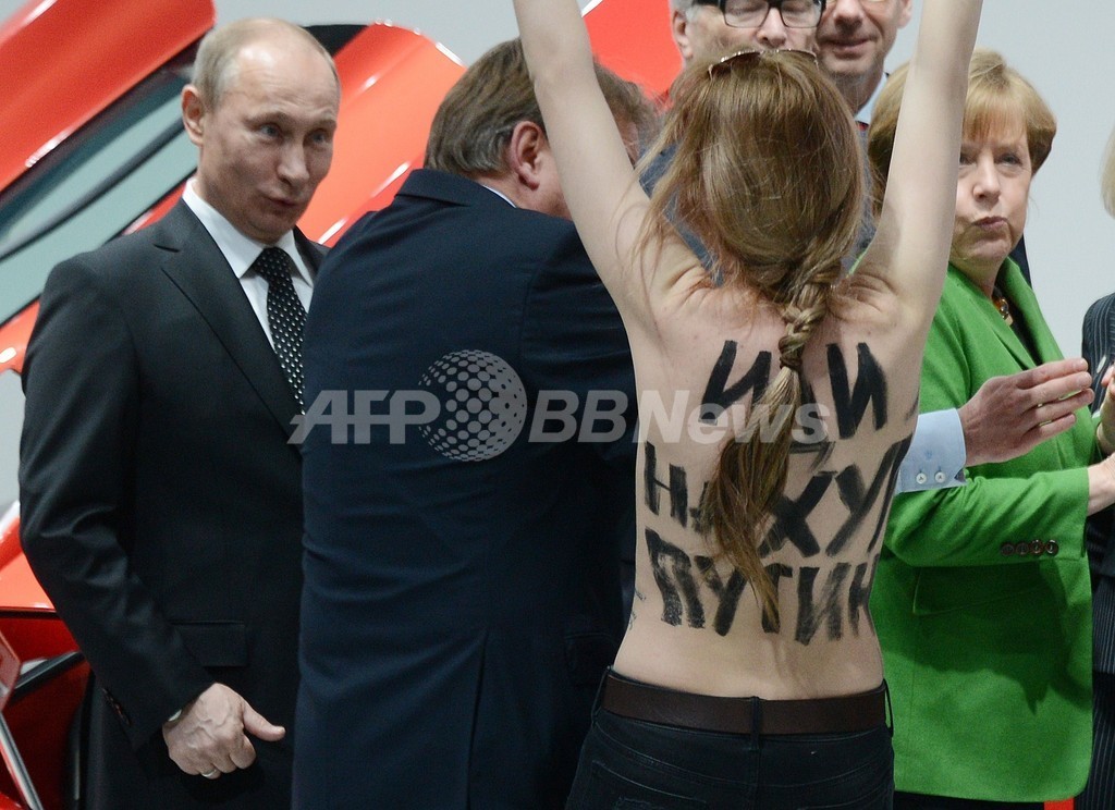 プーチン露大統領に「くたばれ独裁者」、トップレス女性が抗議 写真18枚 国際ニュース：afpbb News