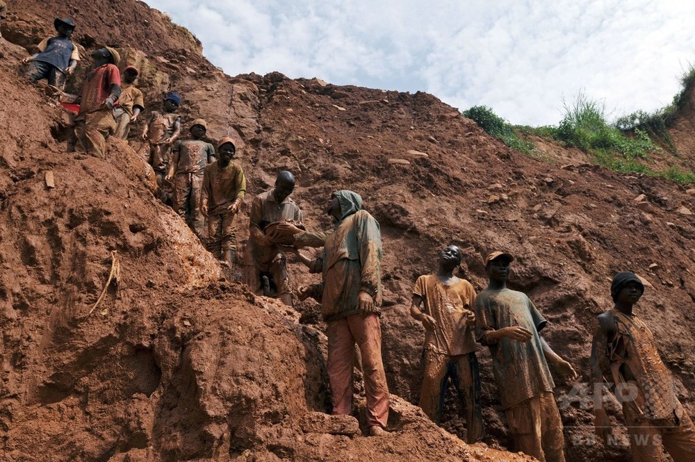 コンゴ民主共和国で金鉱が崩落、20人死亡 違法採掘に従事 写真2枚 国際