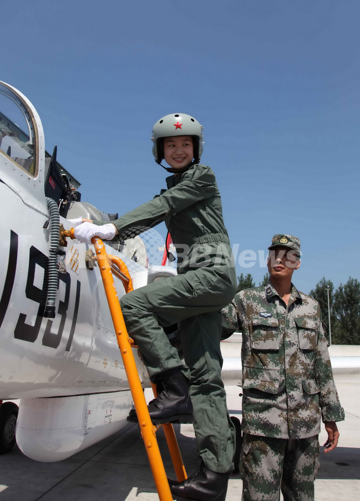 中国初の女性戦闘機パイロット、「レディース」用ヘルメット・制服に