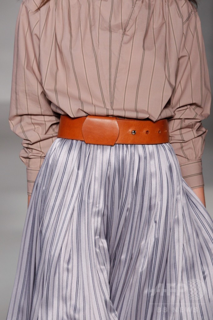 膝下丈のスカートでエレガントに、「ジル・スチュアート」15年春夏